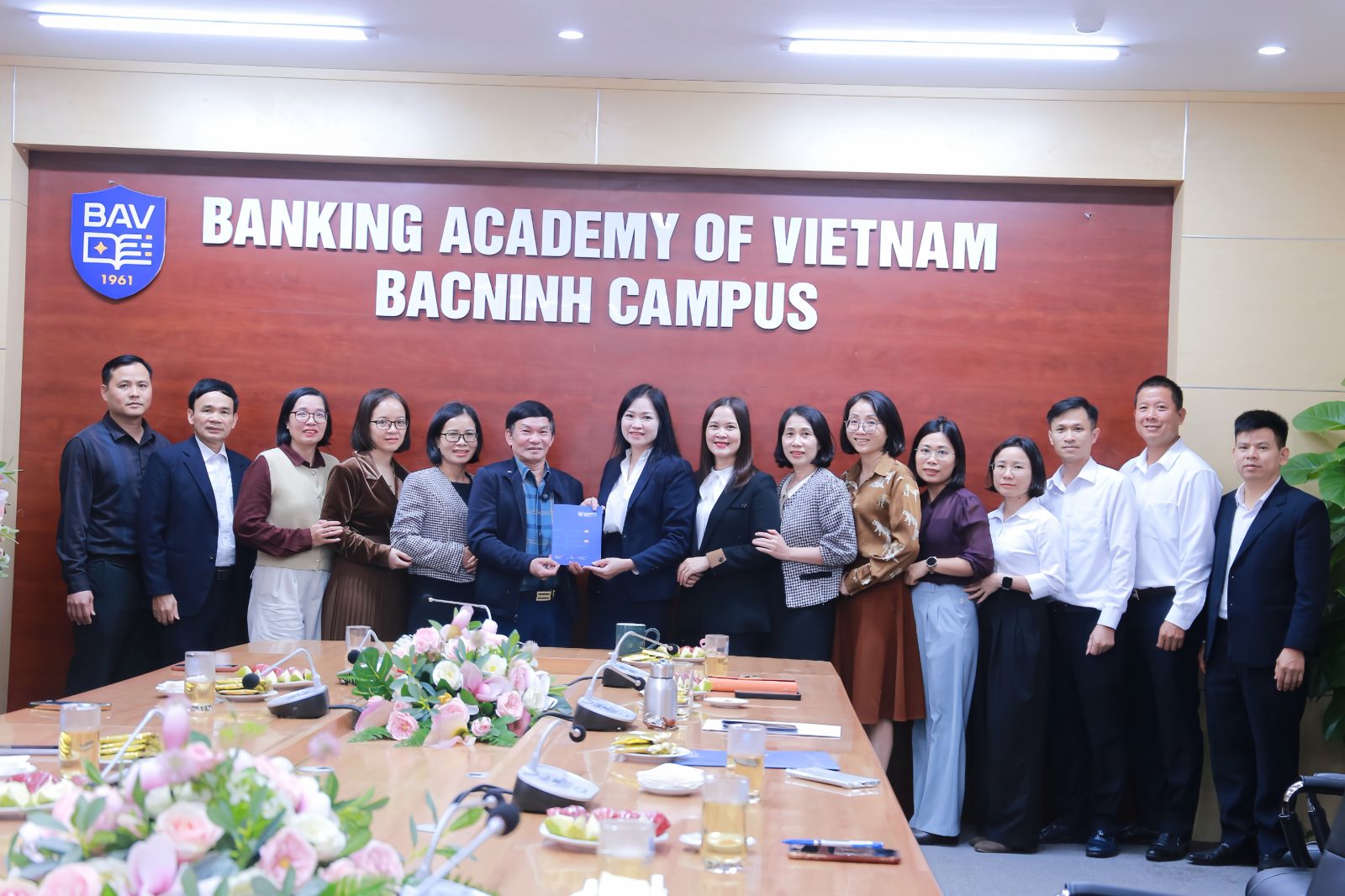 Các đại biểu tham dự chụp ảnh lưu niệm